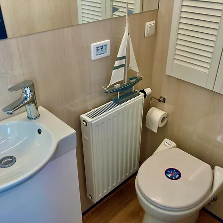 Hausboot - Schwimmende Feststehende Direkt Auf Der Havel Mit Weitblick Aufs Wasser *