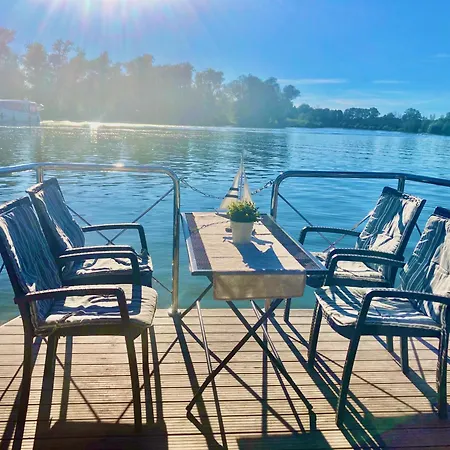 Hausboot - Schwimmende Feststehende Direkt Auf Der Havel Mit Weitblick Aufs Wasser Hotel en barco