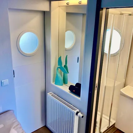 Hausboot - Schwimmende Feststehende Direkt Auf Der Havel Mit Weitblick Aufs Wasser *