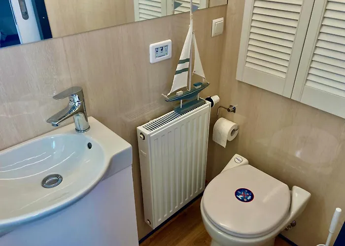 Hausboot - Schwimmende Feststehende Direkt Auf Der Havel Mit Weitblick Aufs Wasser *