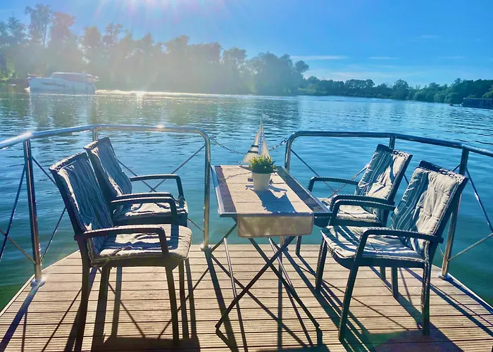 Hausboot - Schwimmende Feststehende Direkt Auf Der Havel Mit Weitblick Aufs Wasser Hotel en barco